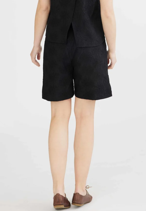 GROBUND Naomi shorts - i sort med blomsterbroderi